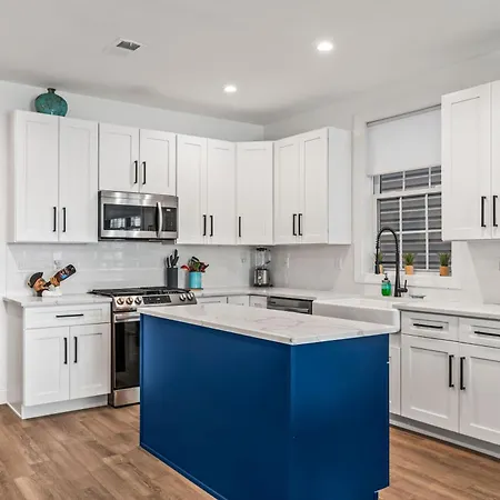 Beach House Steps Away From The Boardwalk And Beach With Ocean Views In Seaside Heights!